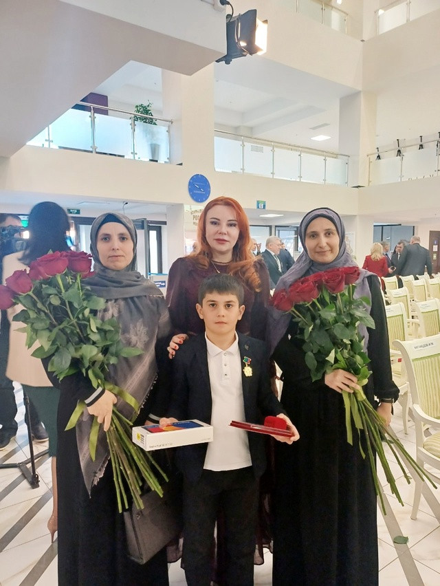 Шестерых детей наградили медалью "За смелость и отвагу"