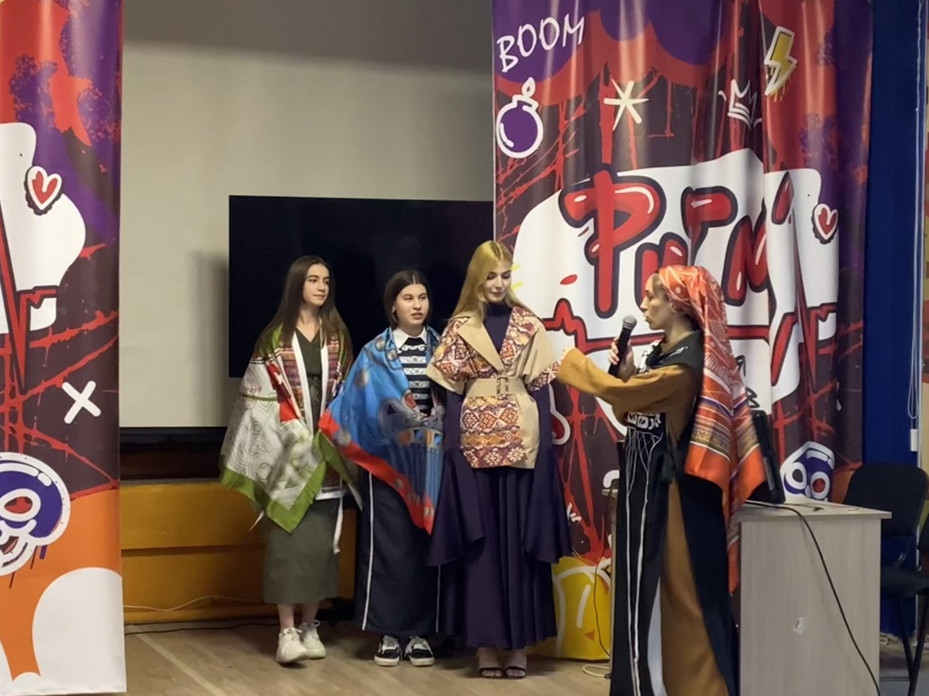 В подростковом центре "РИТМ" состоялся показ-дефиле "Платок горянки"