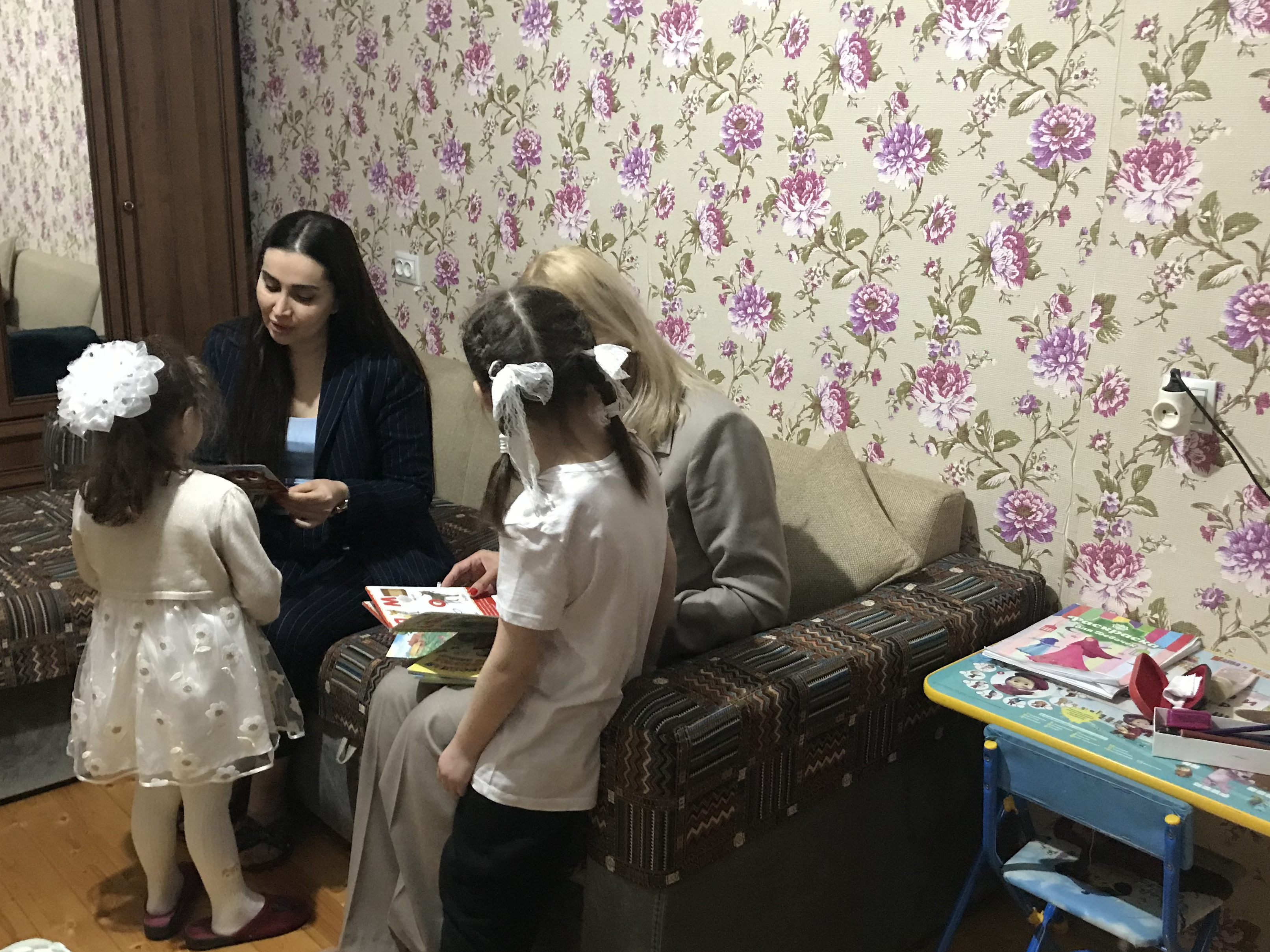 Сотрудники аппарата Уполномоченного по правам ребенка в РД, навестили детей в г. Каспийск прибывших из зон вооруженных конфликтов