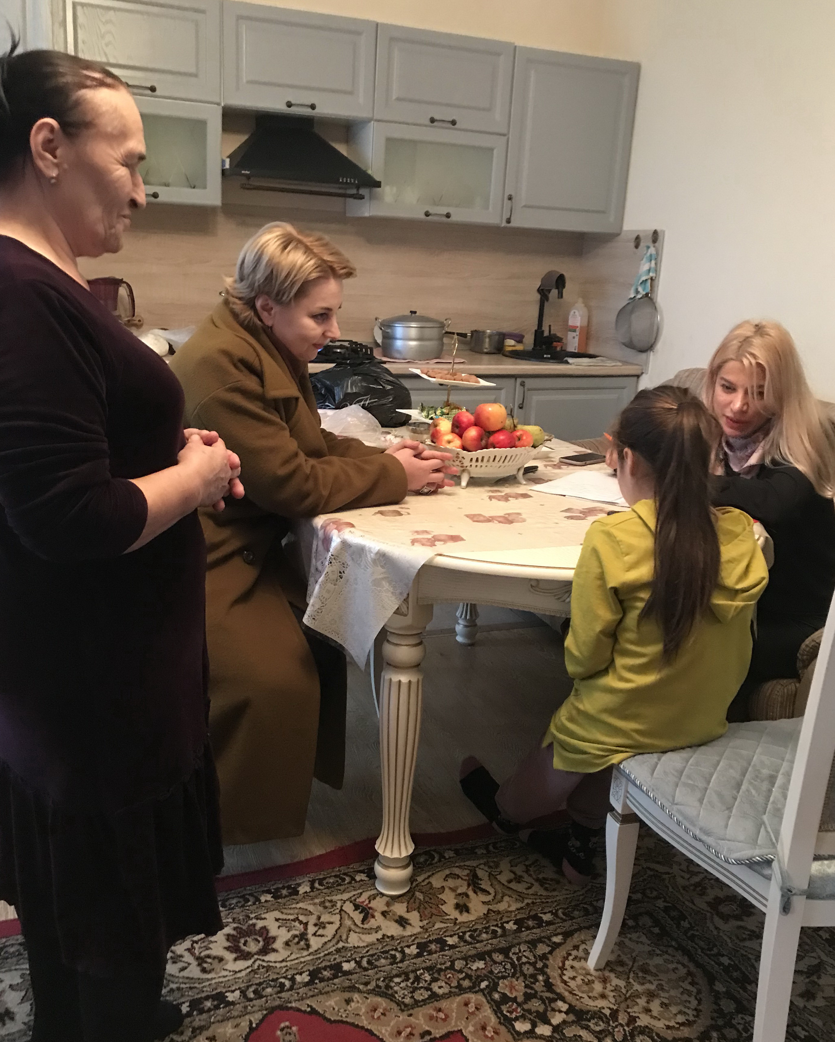 Сотрудники аппарата Уполномоченного посетили семьи с детьми, прибывших из зон вооруженных конфликтов, проживающих в МО «Кировский район» г. Махачкалы
