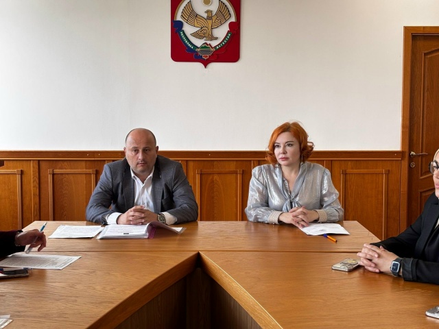 Уполномоченный приняла участие в заседании комиссии по делам несовершеннолетних в Новолакском районе.